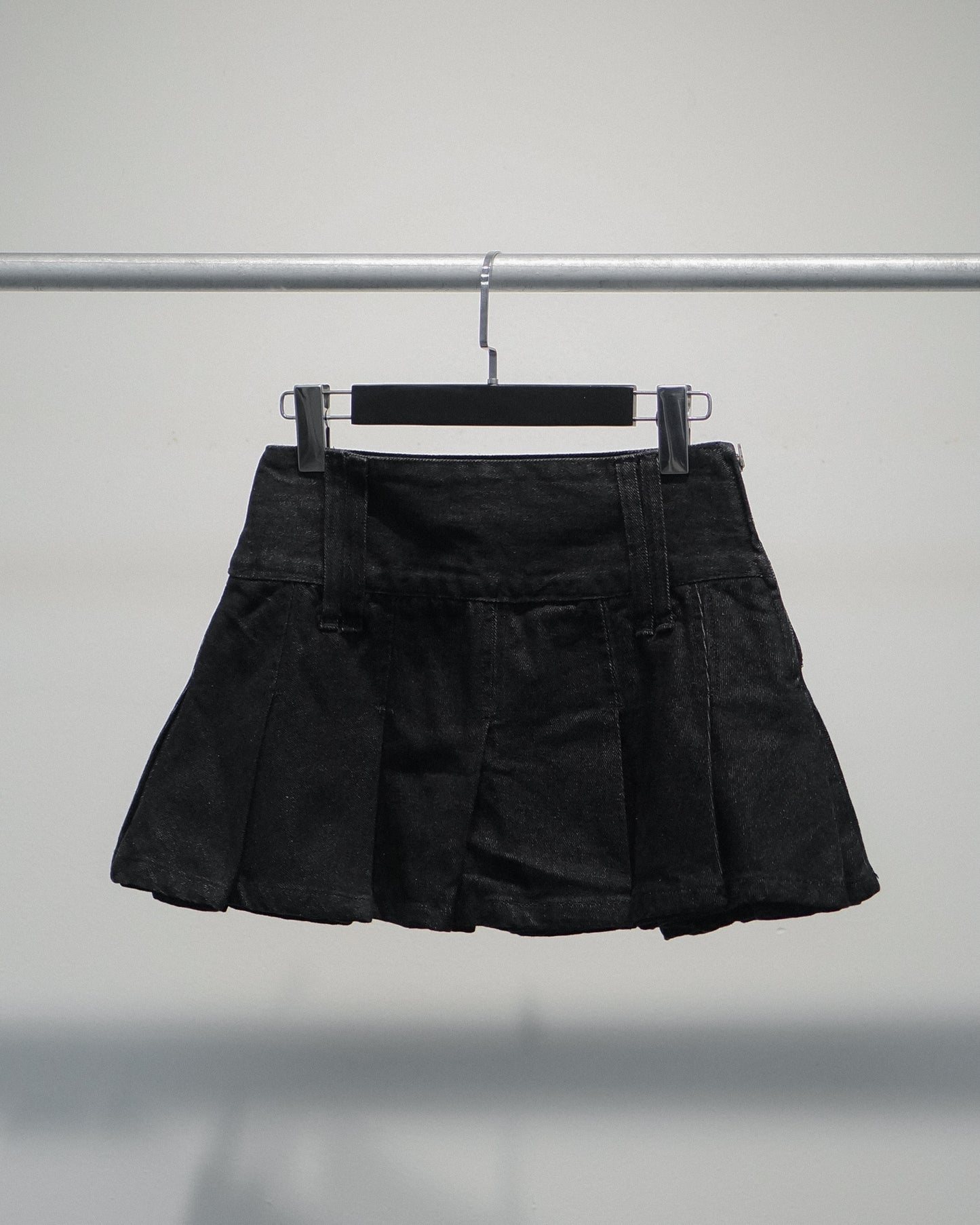 MINIRÖCKE AUS VERFARBTEM DENIM „DIMOIR“
