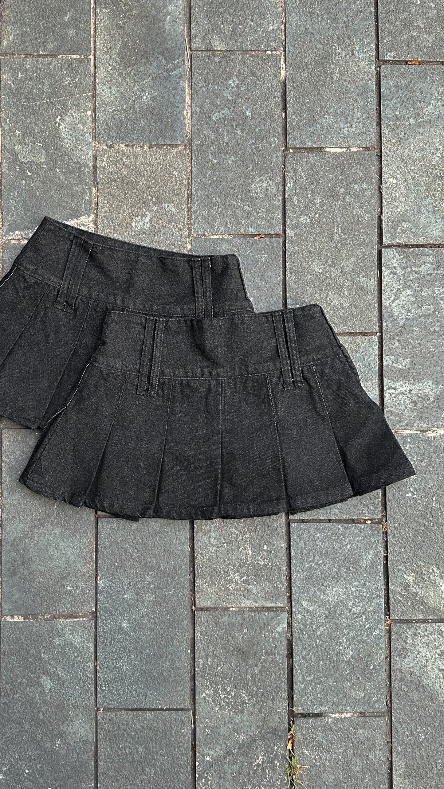 MINIRÖCKE AUS VERFARBTEM DENIM „DIMOIR“