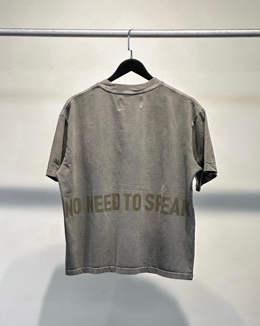 DIMOIR GEWASCHENES OLIVE „NNTS“ T-SHIRT