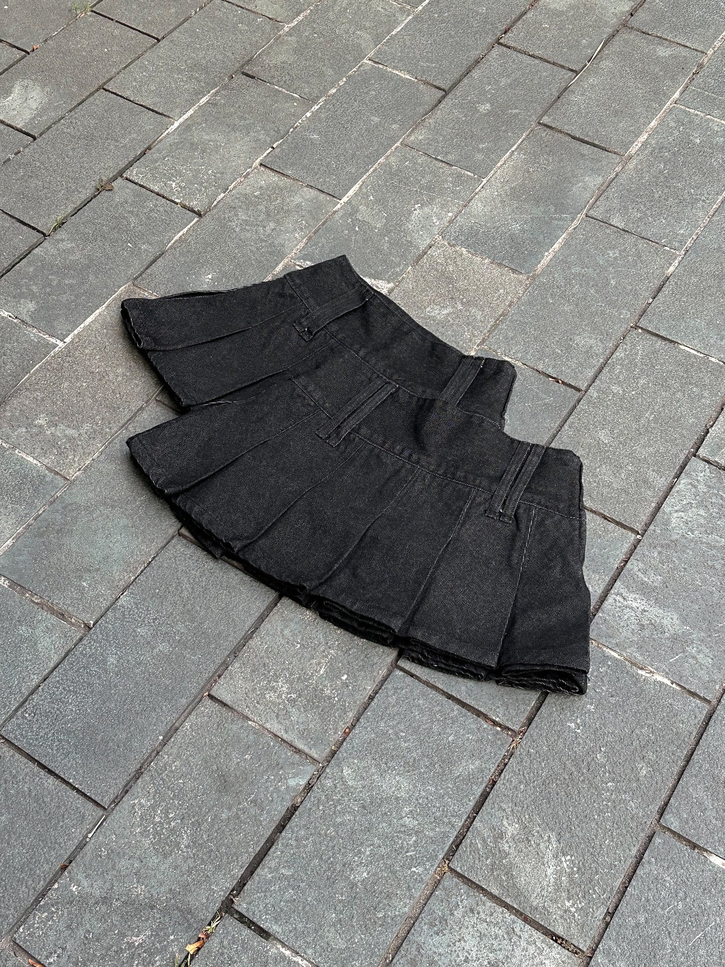 MINIRÖCKE AUS VERFARBTEM DENIM „DIMOIR“